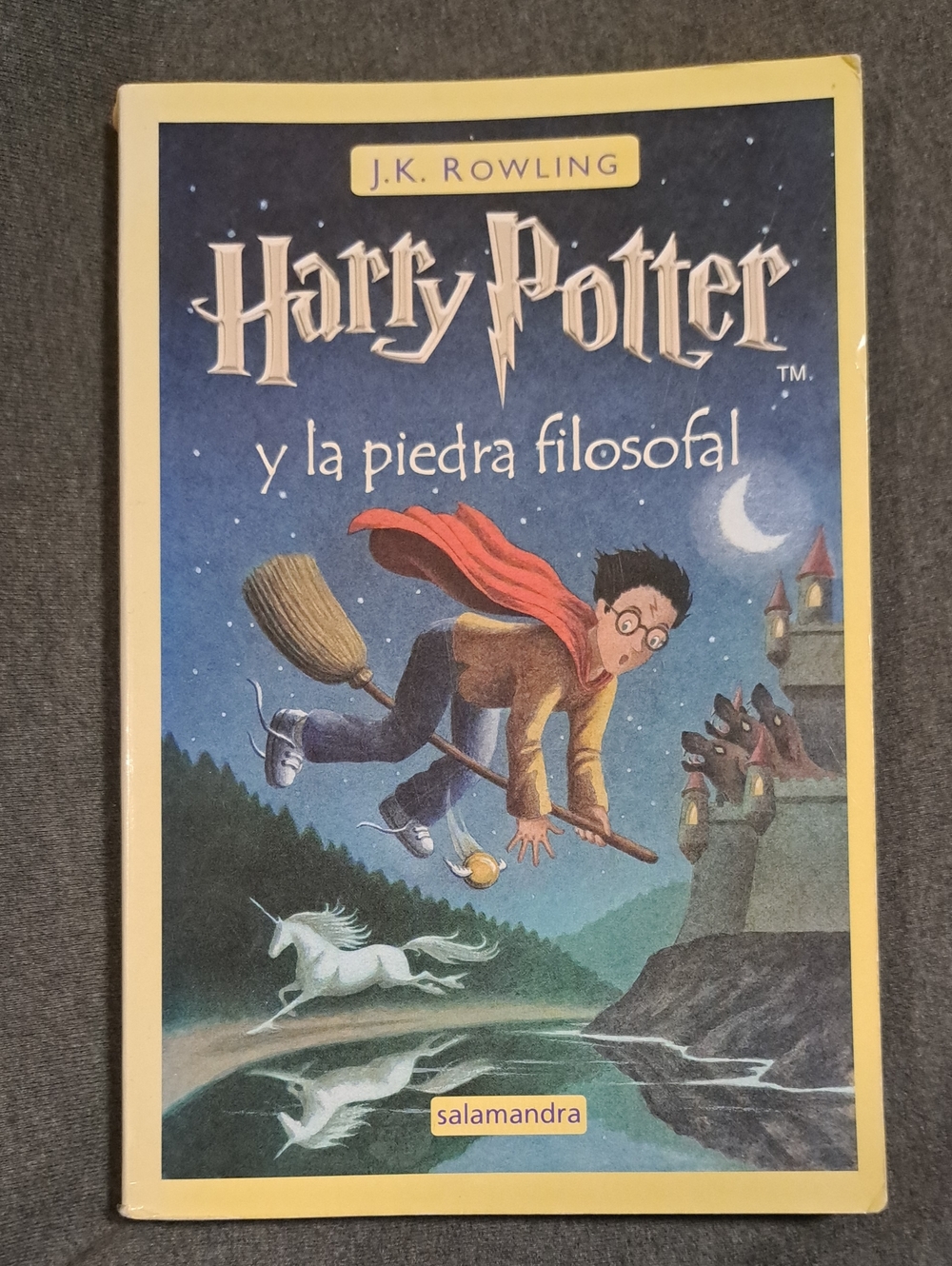Harry Potter y la piedra filosofal - by J.k. ROWLING